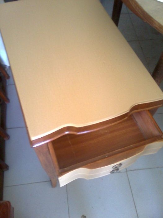 Mesa decorativa antiga
