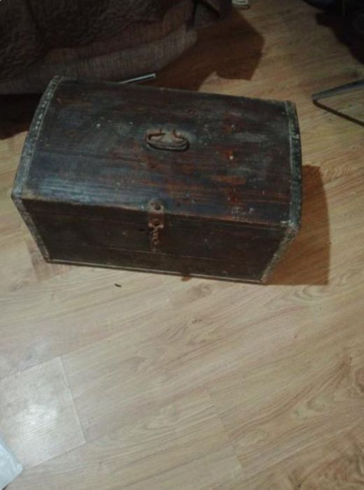 Старовина скриня та ялинкові іграшки