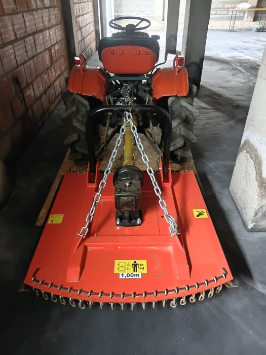Tractor e Arco de Santo António vendem-se em segunda mão. Ambos em muito bom.estado