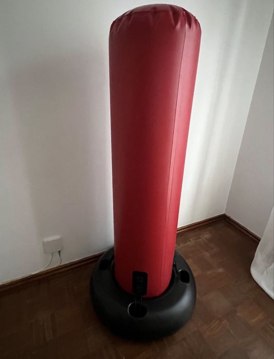 Saco de boxe vermelho e preto