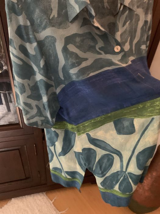 Blusa comprida tons erverdeados, com rachas dos lados.