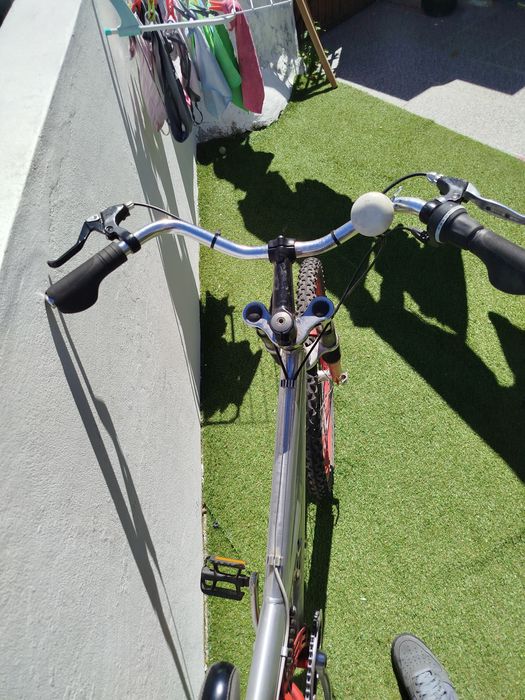 Duas bicicletas uma BTT e outra elopse 120E pra peças algumas funcionais  e leva carregador incluído a funcionar.