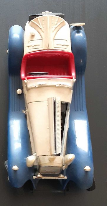 Vários carros em miniatura