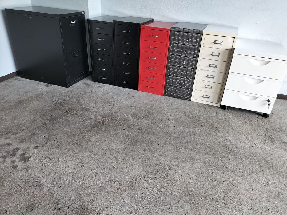 Szafki metalowe        .