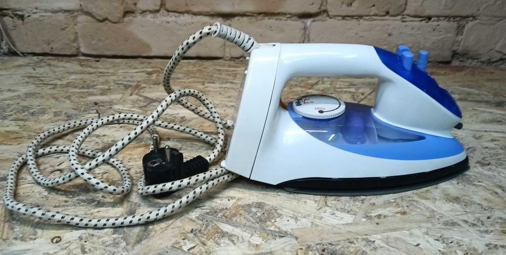 Продам утюг Panasonic NI-F40NS в нормальном, рабочем состоянии.