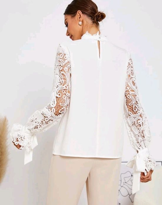 Camisa branca com mangas de renda