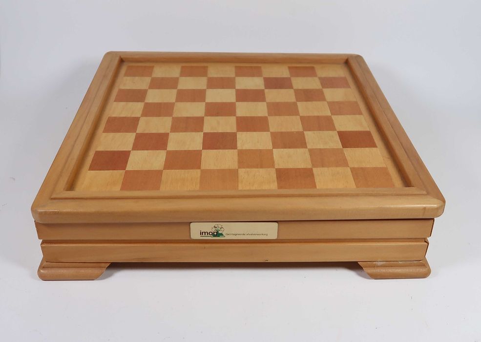 Tabuleiro em madeira com jogos