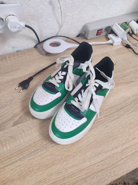 Кросівки дитячі продаю