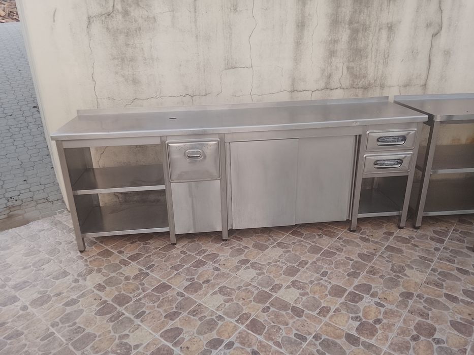 Bancada em inox com gavetas ,2 portas preparada para máquina de café