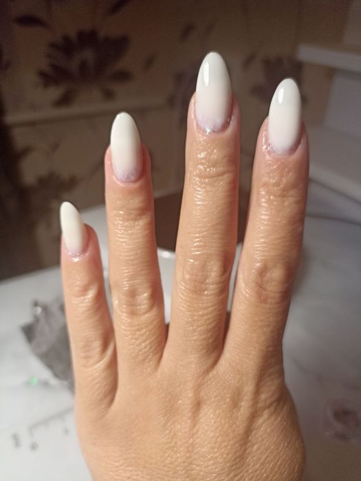 Манікюр та нарощування нігтів