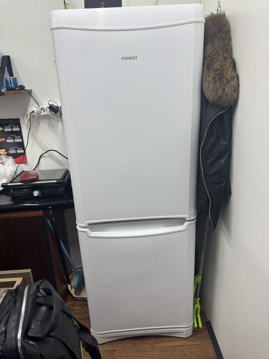 Продам холодильник indesit