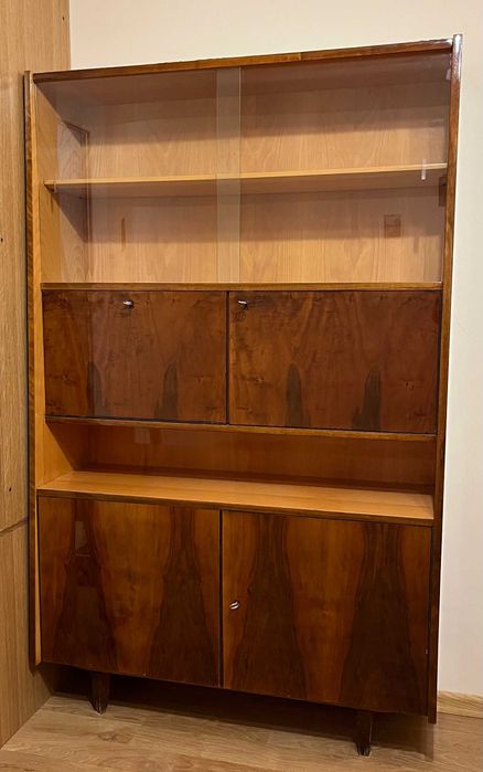 Kredens z czasów PRL-u