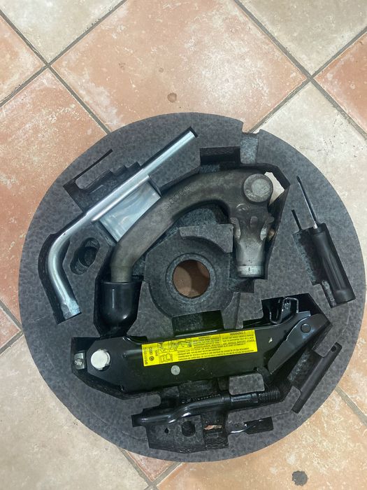 Conjunto kit de macaco+chave rodas+bola engate para Audi Q2