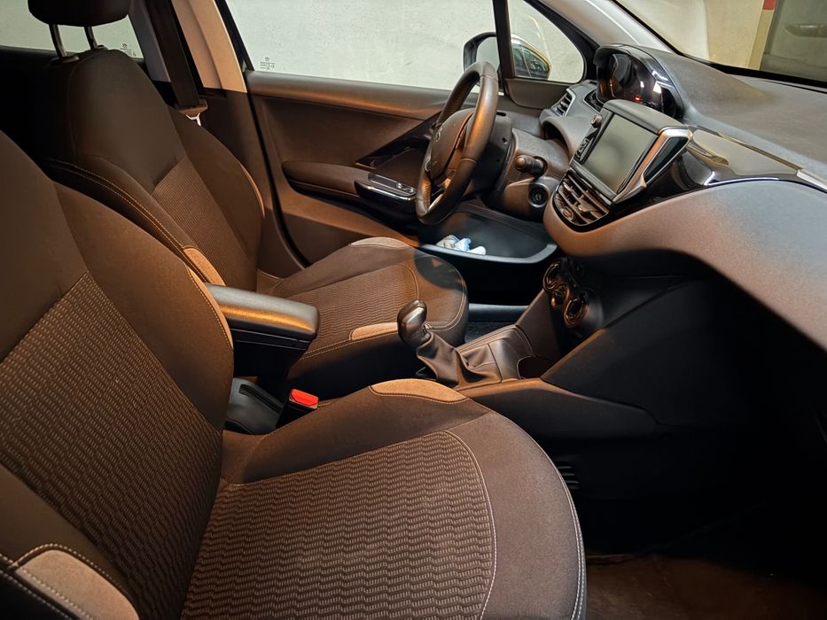 Peugeot 208 — fotografia 3