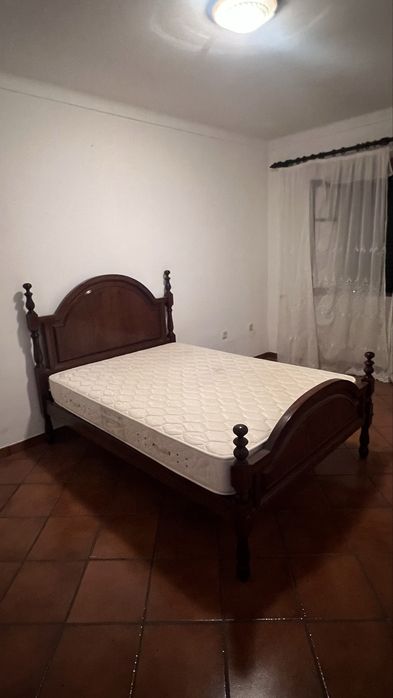 Cama de madeira maciça