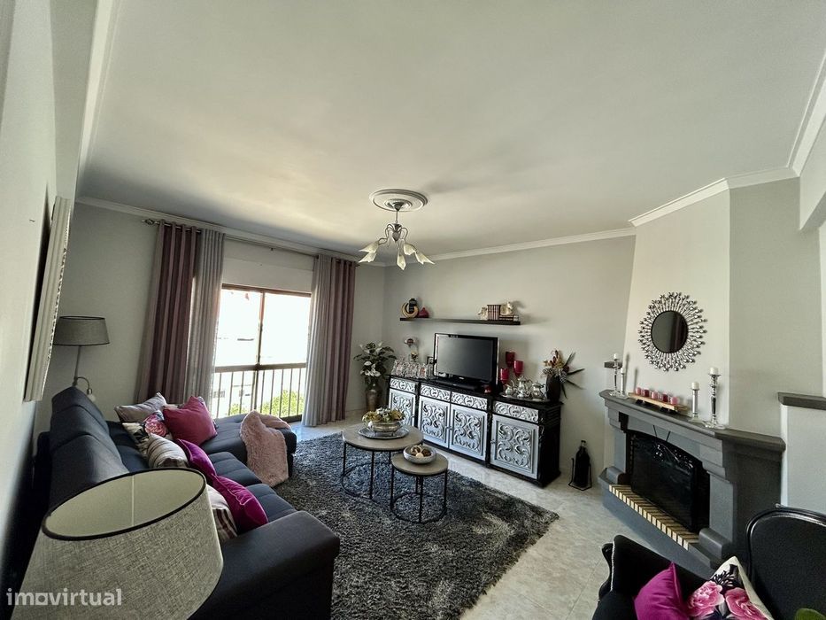 Apartamento T3, semi-renovado, no Centro da Amora!