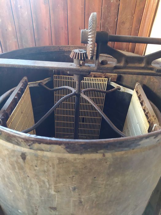 Медогонка, емальовані бідони, вулики