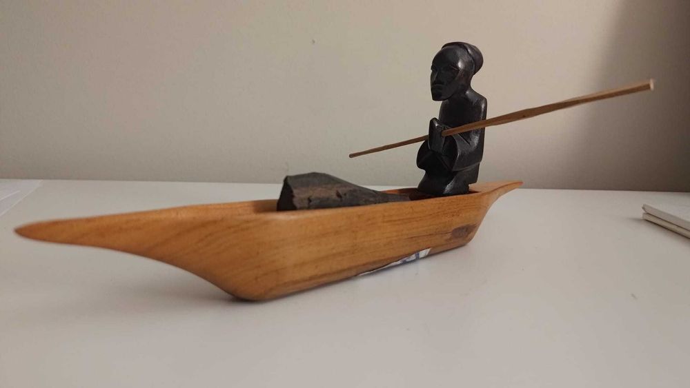 Escultura artesanal de Angola - Homem na canoa