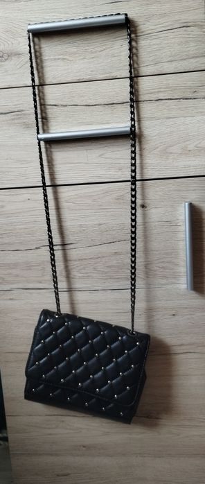 Mała torebka na grubszym łancuchu