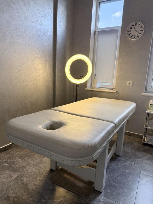 Стаціонарний професійний масажний/SPA-стіл.