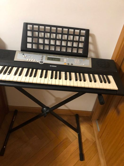Piano yamaha com suporte