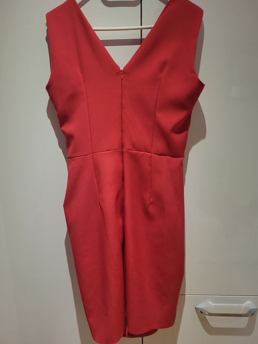 Elegancka Sukienka  w pięknym czerwonym kolorze.