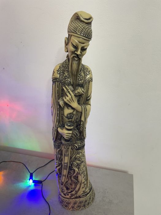 Estatueta em Marfinite esculpida à mao