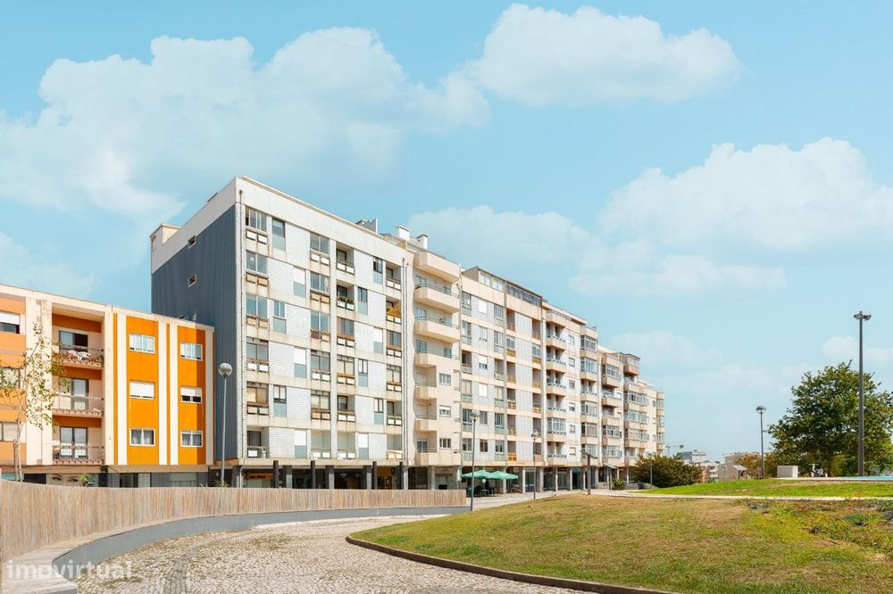 T2+1 com três lugares de garagem, em frente ao Jardim Soares dos...