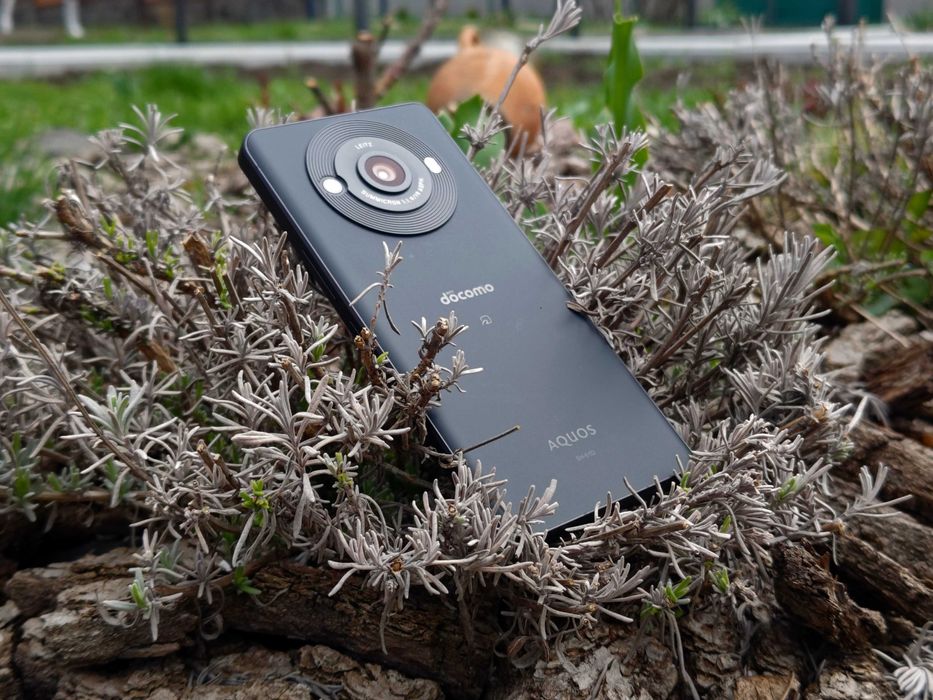 Смартфон с камерой Leica 1" Sharp AQUOS R8Pro(2sim,6.59"240Hz WUXGA+,IP68,NFC,12\256gb Snap8Gen2)