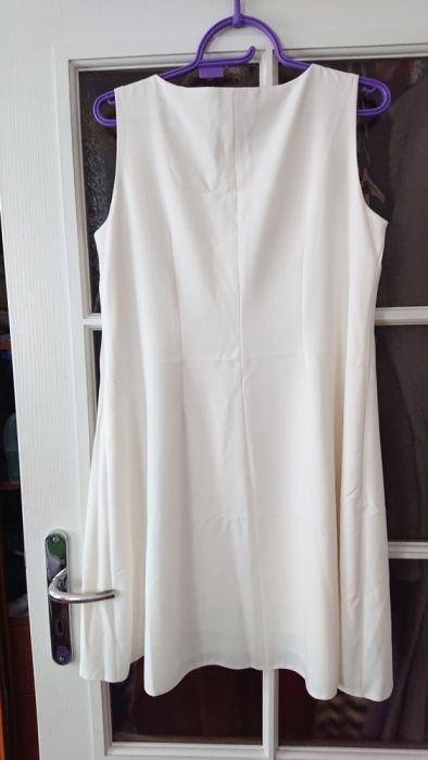 Sukienka ecru z broszką