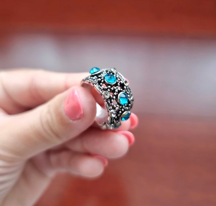 Anel cinzento com detalhes azuis, tamanho S