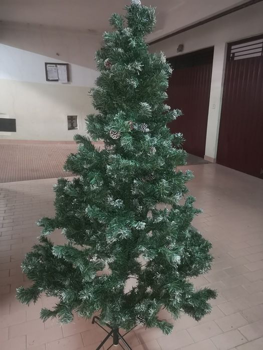 Árvore de Natal 1,80 m com Neve e Pinhas