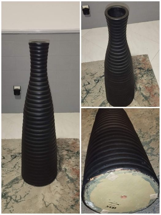 jarra decorativa preta com relevo