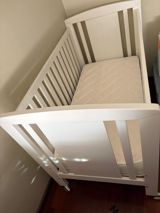 Cama de bebé com colchão