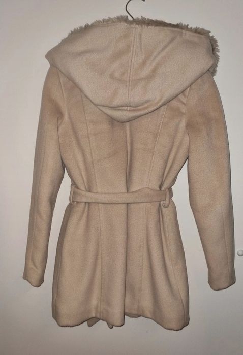 Płaszczyk damski jesienny zimowy Mohito 40  beżowy z kapturem