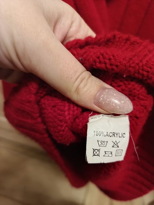 Damski czerwony sweter z kapturem i kieszonką w rozmiarze M/L