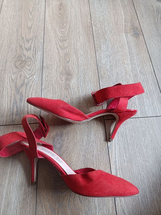 Czerwone szpilki widefit