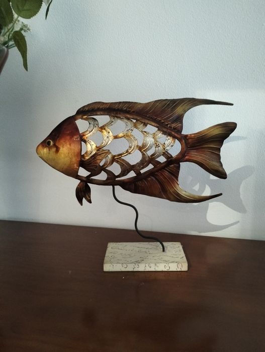 Conjunto de "estátuas" de peixes