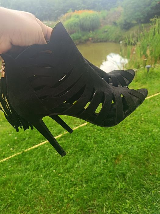 Mega szpilki z wycięciami vices 39