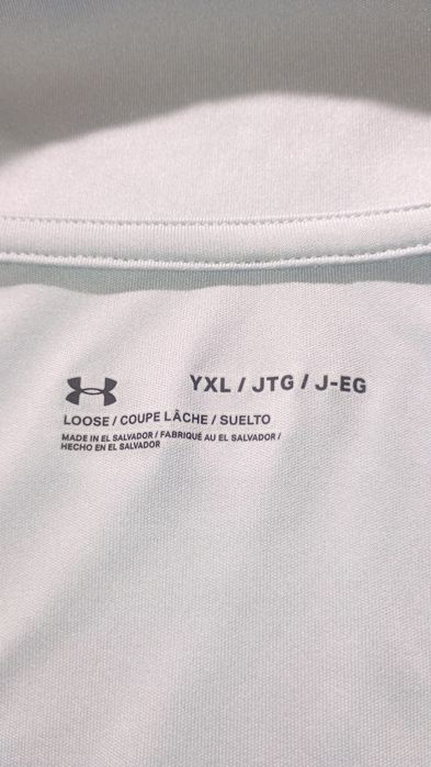 Camisola Under Armour tamanho juvenil XL