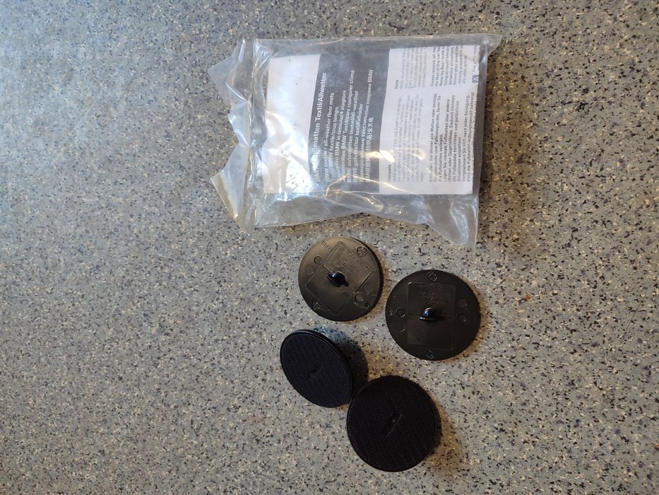 Крепление ковриков БМВ Bmw