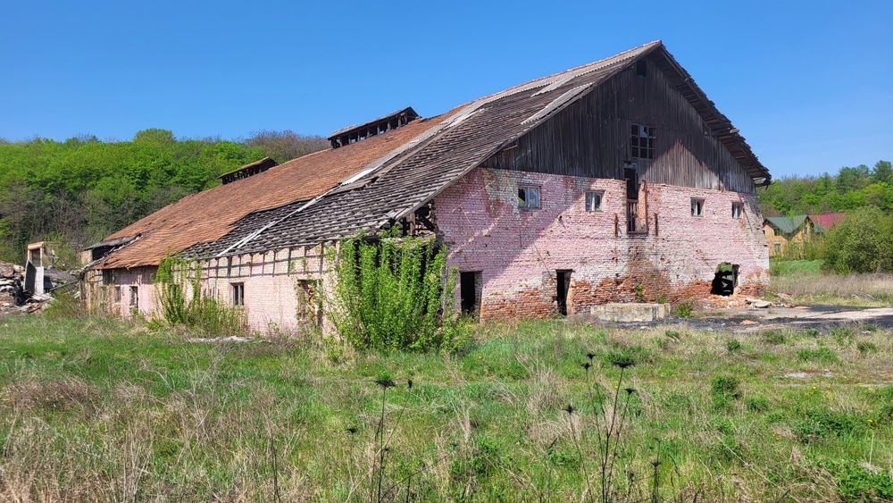 Продається комерційна ділянка з будівлями