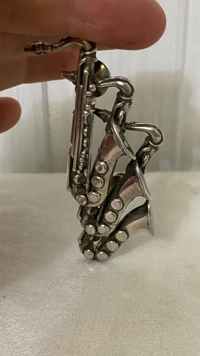 Pregadeira saxofone antiga