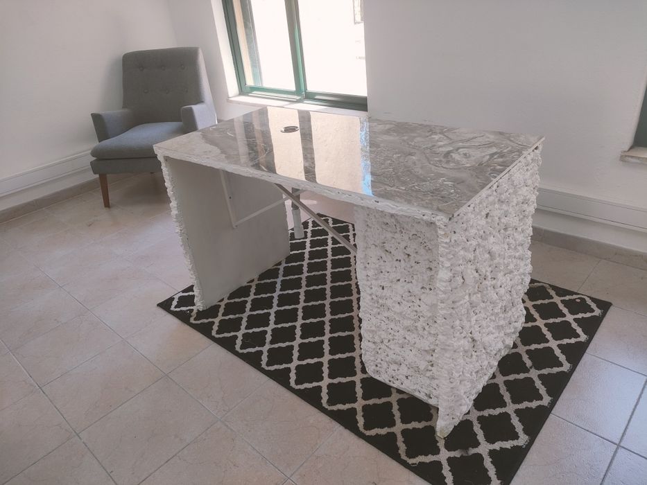 Mesa de trabalho para manicure com arrumação