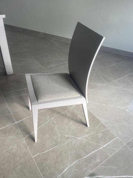 Sala de estar com linhas modernas e elegante