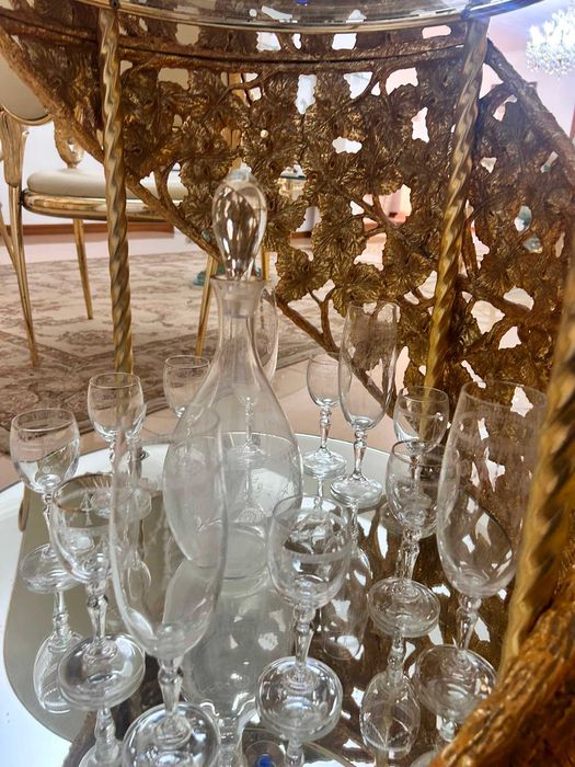 Conjunto copos e jarra transparente