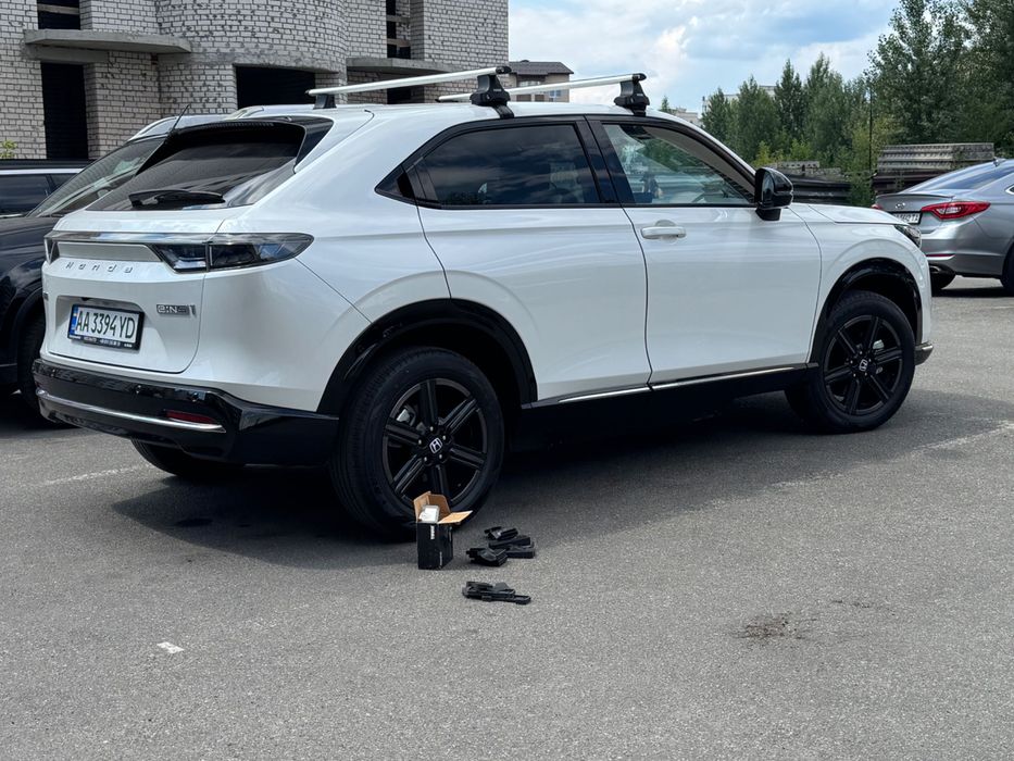 Поперечини на дах китайських авто Thule багажник рейлінги