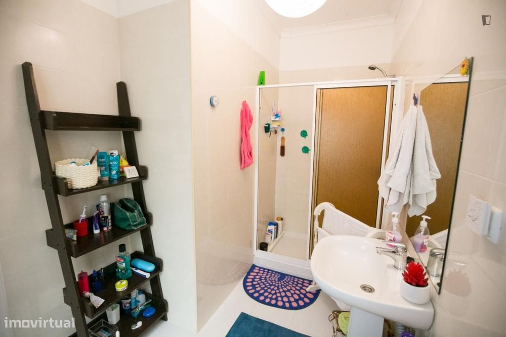 Quarto - localizado em Campolide Lisbon