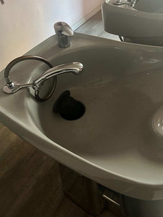 Cadeiras e rampas de lavagem de cabeleireiro.