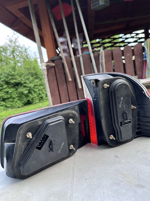 BMW E39 Touring lampy tylne polift OEM Valeo białe komplet